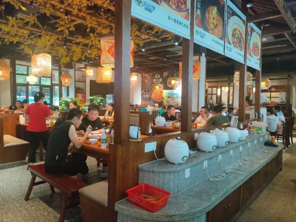 7412106火爆!长沙县泉塘二小对面600平精装餐馆低价转让 7412106火爆!长沙县泉塘二小对面600平精装餐馆低价转让