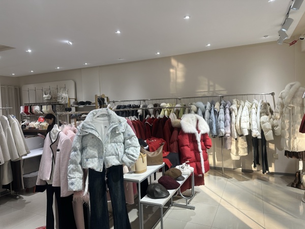 7412181万家丽广场扬帆小区夜市旁100 平服装店转 7412181万家丽广场扬帆小区夜市旁100 平服装店转