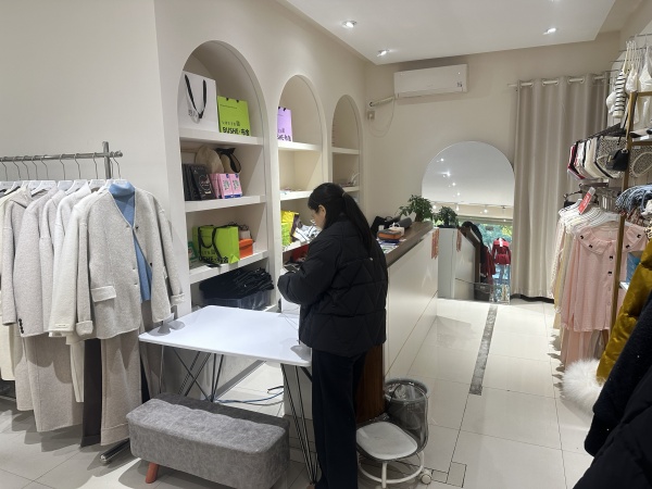 7412181万家丽广场扬帆小区夜市旁100 平服装店转 7412181万家丽广场扬帆小区夜市旁100 平服装店转