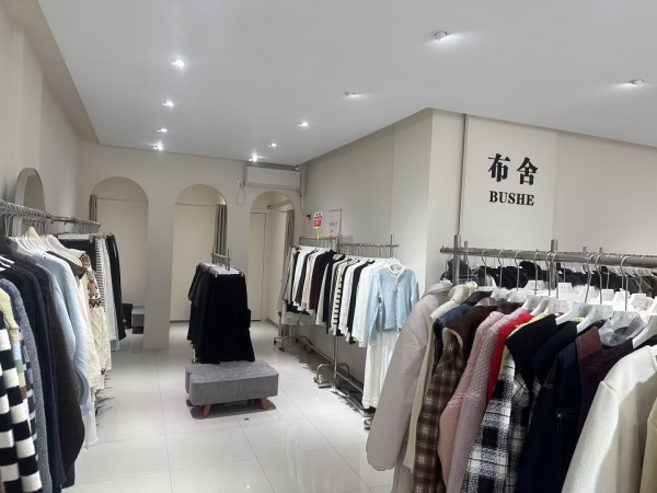 7412181万家丽广场扬帆小区夜市旁100 平服装店转 7412181万家丽广场扬帆小区夜市旁100 平服装店转
