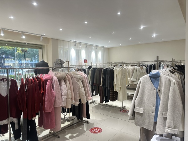 7412181万家丽广场扬帆小区夜市旁100 平服装店转 7412181万家丽广场扬帆小区夜市旁100 平服装店转
