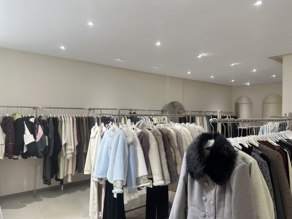 7412181万家丽广场扬帆小区夜市旁100 平服装店转 7412181万家丽广场扬帆小区夜市旁100 平服装店转