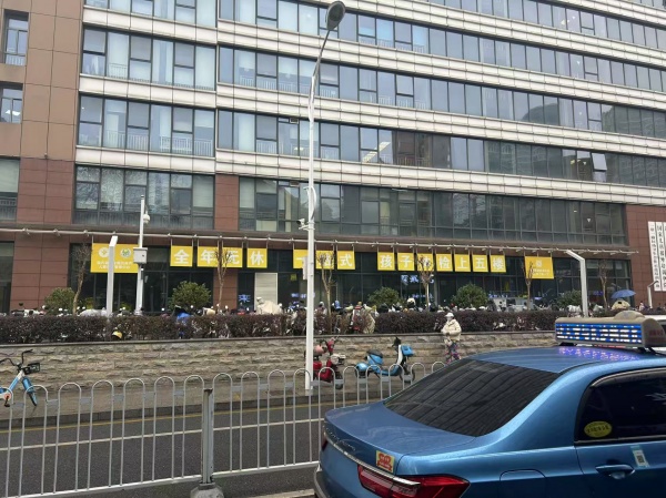 552011捡漏!省儿童医院正对对面店铺分租。 552011捡漏!省儿童医院正对对面店铺分租。