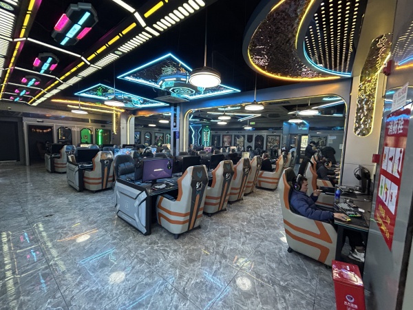 252092营业额20W+月亮岛高档成熟小区环绕电竞网咖优价转让 252092营业额20W+月亮岛高档成熟小区环绕电竞网咖优价转让