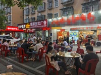 257115a捡漏子！6.8万接大型社区100平带外摆餐饮夜宵门面转让