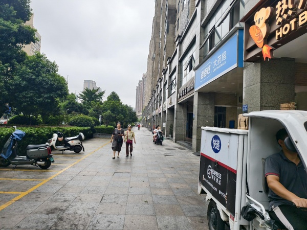 758074豹子岭生鲜菜市场附近220平母婴店空转可作餐饮 758074豹子岭生鲜菜市场附近220平母婴店空转可作餐饮