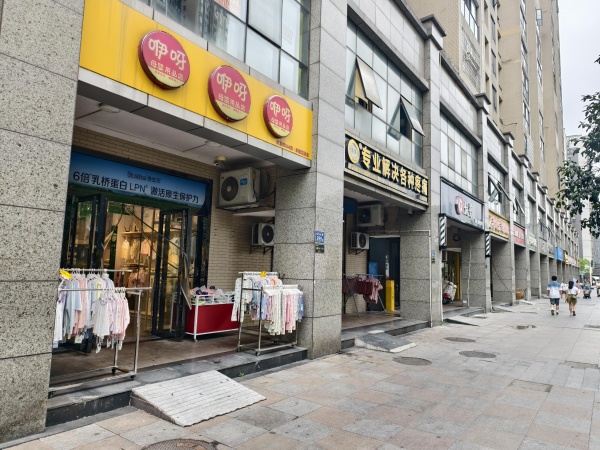 758074豹子岭生鲜菜市场附近220平母婴店空转可作餐饮 758074豹子岭生鲜菜市场附近220平母婴店空转可作餐饮