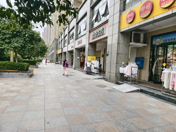 758074豹子岭生鲜菜市场附近220平母婴店空转可作餐饮 758074豹子岭生鲜菜市场附近220平母婴店空转可作餐饮