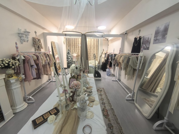 651090市中心五一新干线电梯口精装60平服装店优价转让(可空转) 651090市中心五一新干线电梯口精装60平服装店优价转让(可空转)