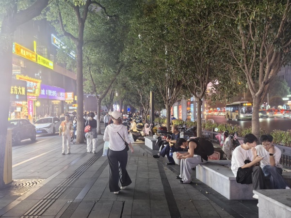 651090市中心五一新干线电梯口精装60平服装店优价转让(可空转) 651090市中心五一新干线电梯口精装60平服装店优价转让(可空转)