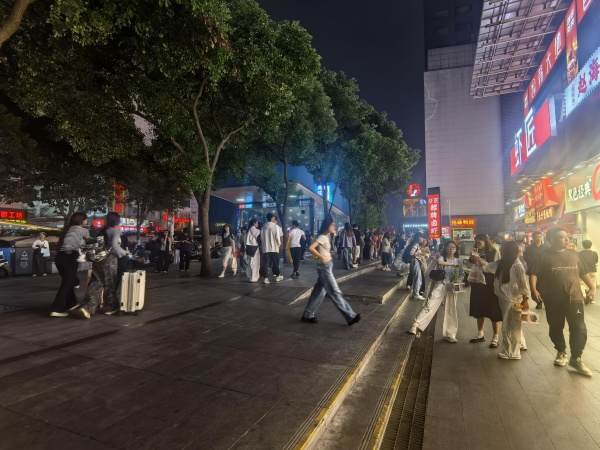 651090市中心五一新干线电梯口精装60平服装店优价转让(可空转) 651090市中心五一新干线电梯口精装60平服装店优价转让(可空转)