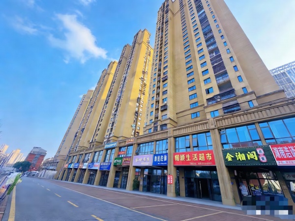 X01015近D铁口.多个大型小区围绕.华润置地临街门面出租 X01015近D铁口.多个大型小区围绕.华润置地临街门面出租