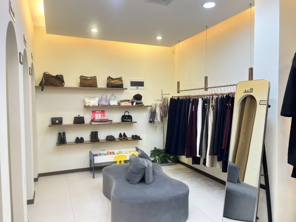 Y01071龙湖月亮岛天街正地铁口处76平豪华精装服装优转 Y01071龙湖月亮岛天街正地铁口处76平豪华精装服装优转