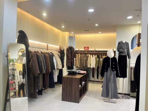 Y01071龙湖月亮岛天街正地铁口处76平豪华精装服装优转 Y01071龙湖月亮岛天街正地铁口处76平豪华精装服装优转