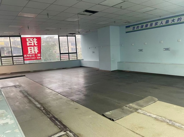 7512138(0转让费) 多所学校旁.三楼原培训场地300平加楼上230平招租 7512138(0转让费) 多所学校旁.三楼原培训场地300平加楼上230平招租
