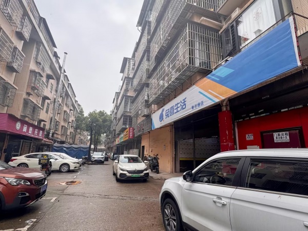 X03138观沙岭万人小区拐角门面三门头房东直租 X03138观沙岭万人小区拐角门面三门头房东直租