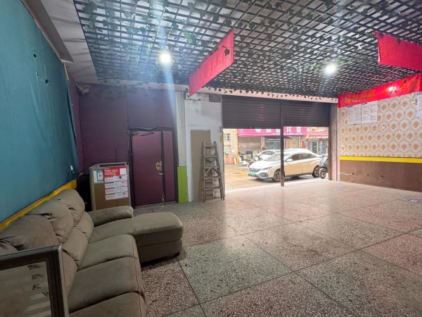 X03138观沙岭万人小区拐角门面三门头房东直租 X03138观沙岭万人小区拐角门面三门头房东直租