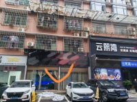 Y04070工业学院正后街万人小区100平门面出租.无转让费