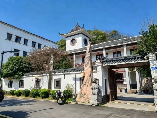 A04075房东直租.月湖公园旁2千万豪华别墅带庭院出租 A04075房东直租.月湖公园旁2千万豪华别墅带庭院出租