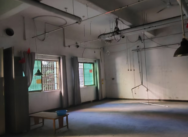 Y05006旺铺直租)岳麓区东麟阁酒店后 临街方正门面带仓库 Y05006旺铺直租)岳麓区东麟阁酒店后 临街方正门面带仓库