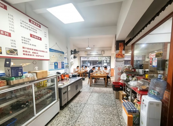 A05050急转麓谷成熟小区和工业园区环绕75平临街餐馆转让 A05050急转麓谷成熟小区和工业园区环绕75平临街餐馆转让