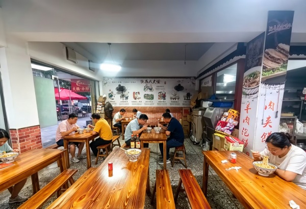 A05050急转麓谷成熟小区和工业园区环绕75平临街餐馆转让 A05050急转麓谷成熟小区和工业园区环绕75平临街餐馆转让