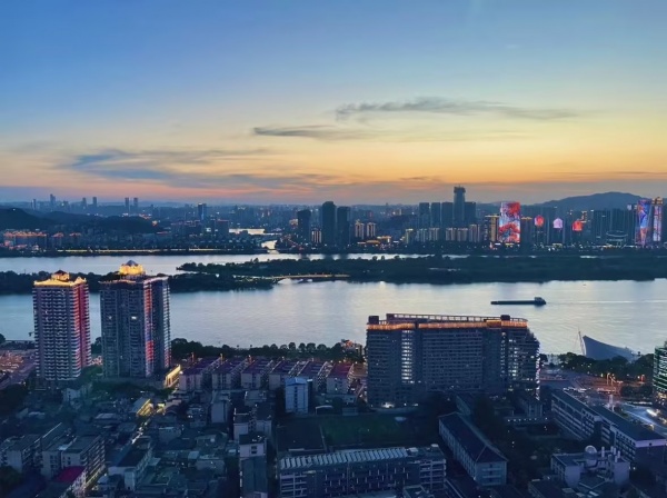 X05065市中心地铁口46个房江景酒店低价转让(证件齐全) X05065市中心地铁口46个房江景酒店低价转让(证件齐全)
