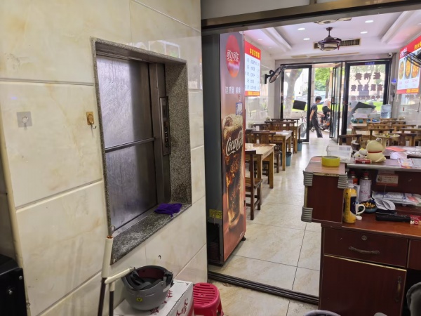 Y05075出价就转!南门口商圈主街临街餐馆有三相电优转 Y05075出价就转!南门口商圈主街临街餐馆有三相电优转