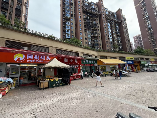 A05122望城火爆大型小区出入口临街日营6k+品牌零食店便利店转让 A05122望城火爆大型小区出入口临街日营6k+品牌零食店便利店转让