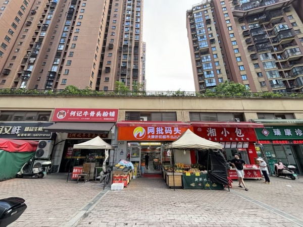 A05122望城火爆大型小区出入口临街日营6k+品牌零食店便利店转让 A05122望城火爆大型小区出入口临街日营6k+品牌零食店便利店转让