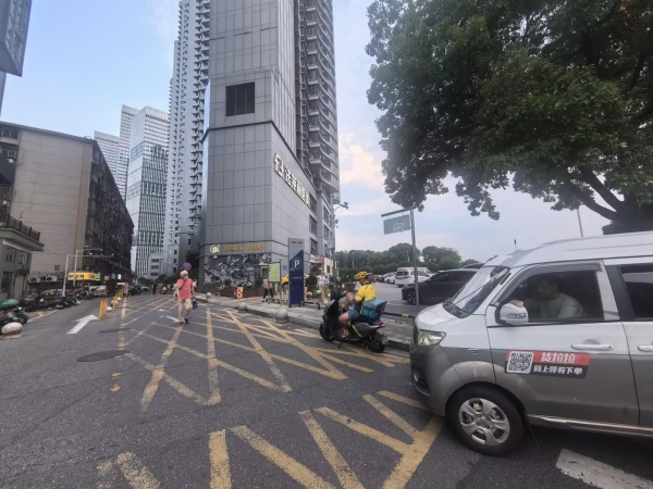 Y06028五一商圈万达广场写字楼旁14平临街门面房东直租 Y06028五一商圈万达广场写字楼旁14平临街门面房东直租