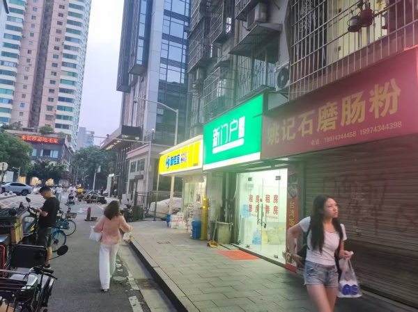 Y06028五一商圈万达广场写字楼旁14平临街门面房东直租 Y06028五一商圈万达广场写字楼旁14平临街门面房东直租