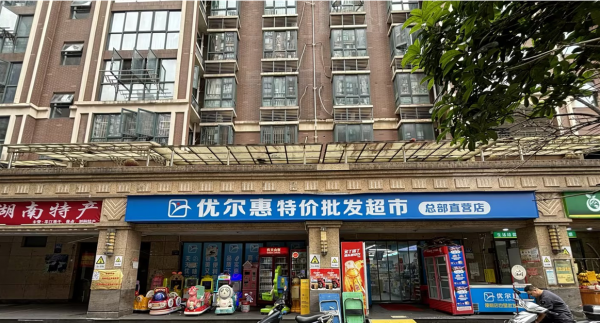 Y06034小区出入口A点位置日营7k+特价百货超市转可蹲守 Y06034小区出入口A点位置日营7k+特价百货超市转可蹲守