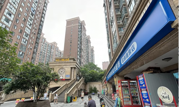 Y06034小区出入口A点位置日营7k+特价百货超市转可蹲守 Y06034小区出入口A点位置日营7k+特价百货超市转可蹲守