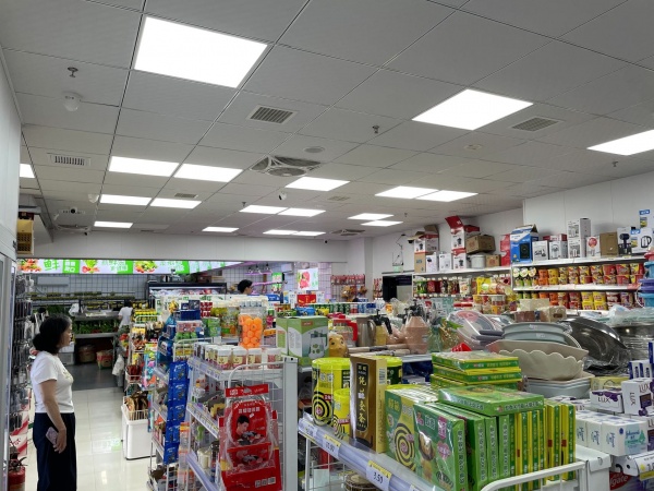 Y06036小区出入口日营1.8万生鲜百货超市转(绿招牌也是 Y06036小区出入口日营1.8万生鲜百货超市转(绿招牌也是