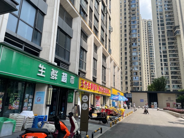 Y06036小区出入口日营1.8万生鲜百货超市转(绿招牌也是 Y06036小区出入口日营1.8万生鲜百货超市转(绿招牌也是