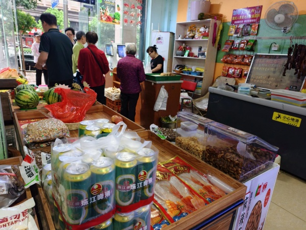 X06071日营业九千左右大型小区出入口海鲜生鲜水果店转让 X06071日营业九千左右大型小区出入口海鲜生鲜水果店转让