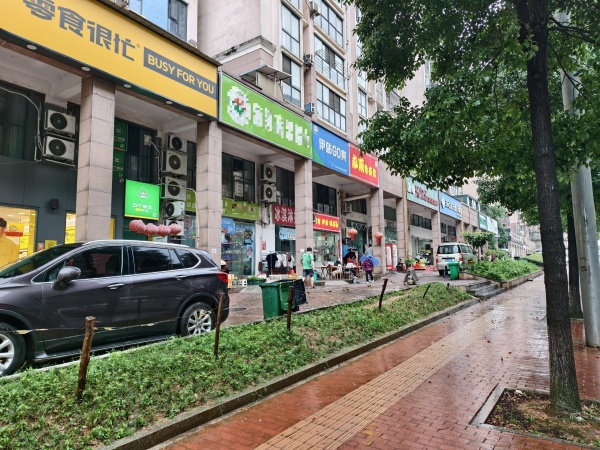X06071日营业九千左右大型小区出入口海鲜生鲜水果店转让 X06071日营业九千左右大型小区出入口海鲜生鲜水果店转让