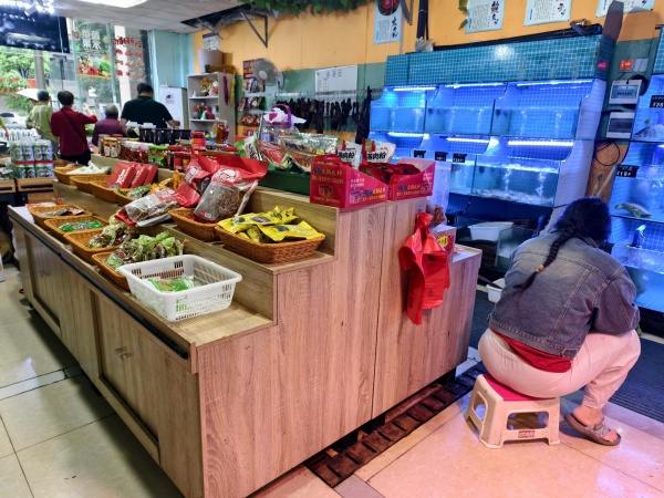 X06071日营业九千左右大型小区出入口海鲜生鲜水果店转让 X06071日营业九千左右大型小区出入口海鲜生鲜水果店转让