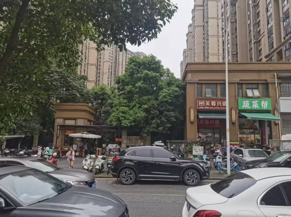 Y06125大型小区出入口头铺十年老店芙蓉兴盛超市转
