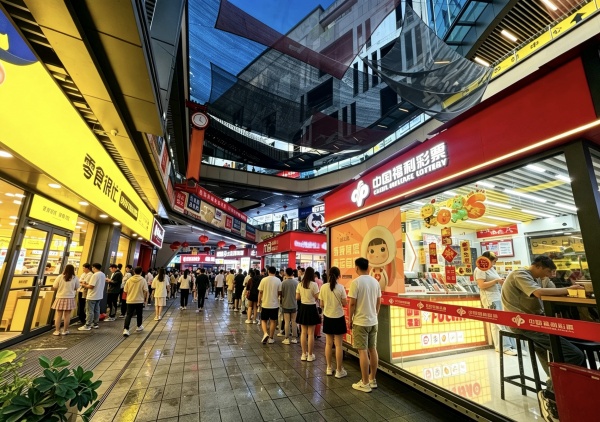 Y07033高铁吾悦步行街.主出入口7平黄金摊位转让 Y07033高铁吾悦步行街.主出入口7平黄金摊位转让