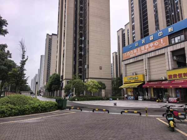 X07079岳麓区麓谷大型小区门口底商多所学校围绕临街门面房东直租 X07079岳麓区麓谷大型小区门口底商多所学校围绕临街门面房东直租