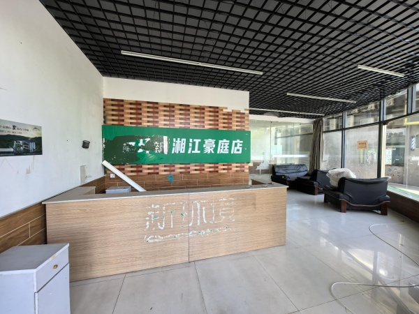 Y08065湘江世纪城旁.临街50平和71平门面出租2个门面 Y08065湘江世纪城旁.临街50平和71平门面出租2个门面