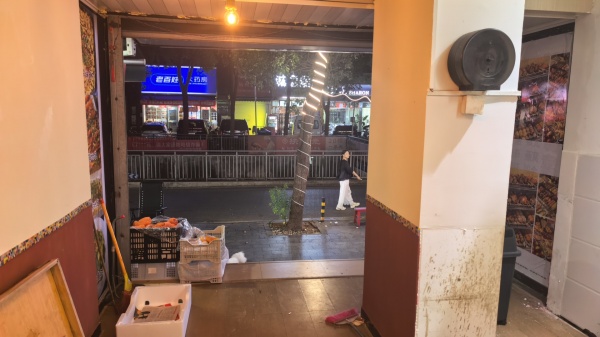 开福区成熟小区出入口临街65平.18平 2个门面出租Y08070 开福区成熟小区出入口临街65平.18平 2个门面出租Y08070