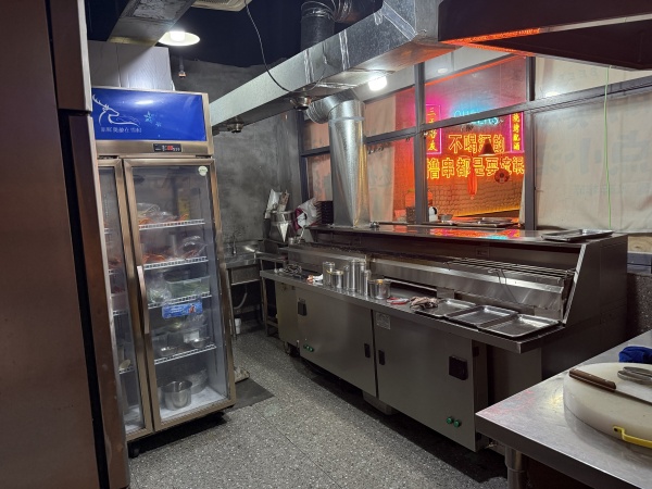 Y08107天心区南湖路临街品牌200平烧烤餐饮店低转 Y08107天心区南湖路临街品牌200平烧烤餐饮店低转