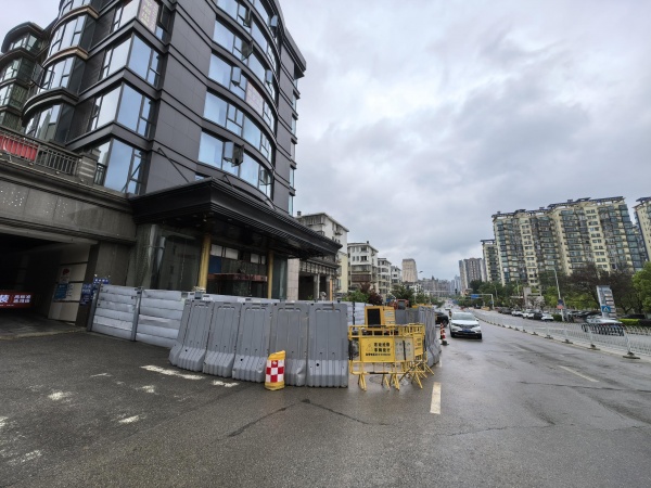 Y09023b岳麓壹号嘉园临街毛坯旺铺招商,可送装修期 Y09023b岳麓壹号嘉园临街毛坯旺铺招商,可送装修期