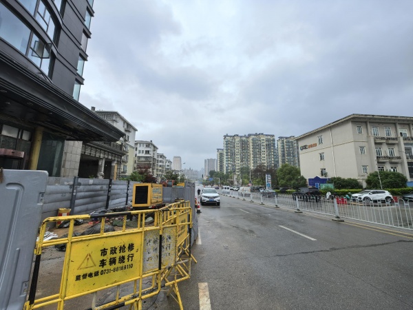 Y09023b岳麓壹号嘉园临街毛坯旺铺招商,可送装修期 Y09023b岳麓壹号嘉园临街毛坯旺铺招商,可送装修期