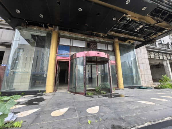Y09023b岳麓壹号嘉园临街毛坯旺铺招商,可送装修期 Y09023b岳麓壹号嘉园临街毛坯旺铺招商,可送装修期