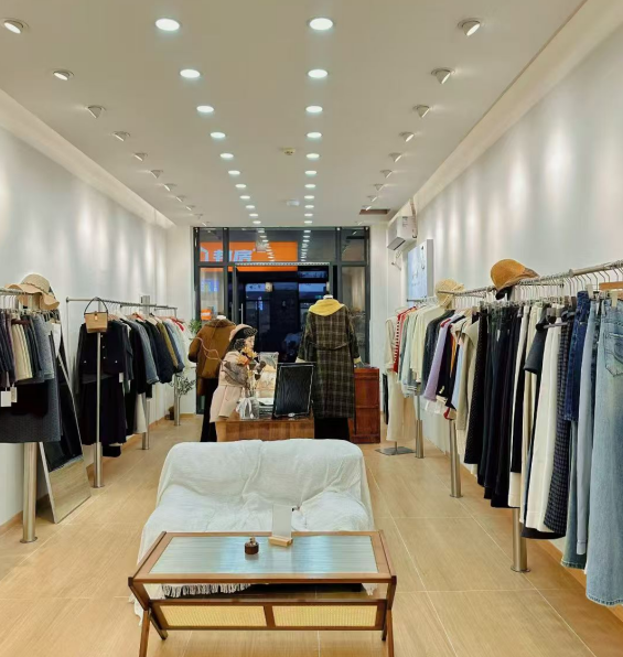 A09026诚心转让自己一手打理的精装修女装实体店