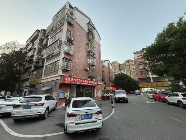 Y09047房东直租!月湖小区临街拐角125平门面直租 Y09047房东直租!月湖小区临街拐角125平门面直租